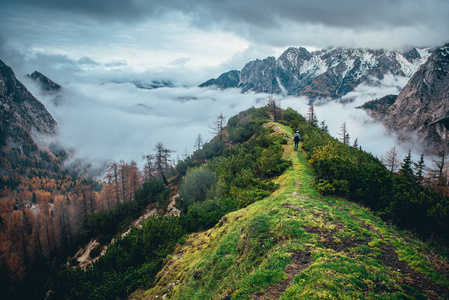 山间绿道。背景是薄雾和石山