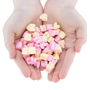 棉花地女人的手拿着心形的糖果,棉花糖孤零零地放在怀中照片