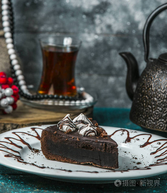 用奶油和磨碎的巧克力装饰的巧克力布朗尼