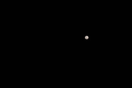 满月映衬着漆黑的夜空