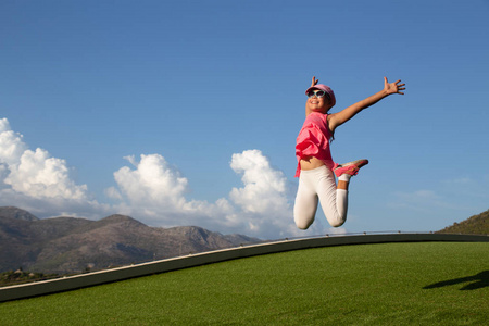 蹦跳小女孩图片