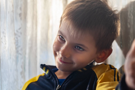 累了的男婴的特写图片