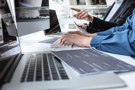 在软件开发项目中工作的开发人员程序员团队照片