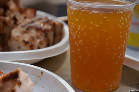 苏打 气体 食物 聚会 琥珀色 特写镜头 桌子 玻璃 饮料