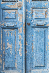 蓝色的木门是剥落的颜色