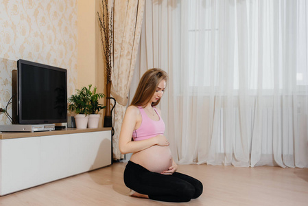 等待 肚子 腹部 健康 家庭 瑜伽 母亲 美女 放松 有氧运动