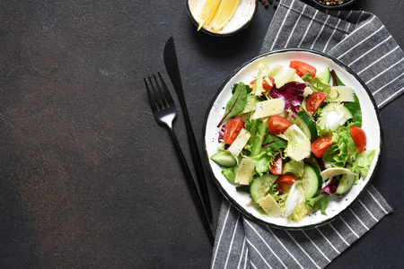 Green salad with tomatoes and fried bread 