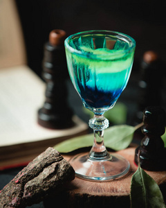 桌上的绿蓝色鸡尾酒