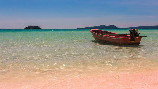 柬埔寨哥荣岛海滩上的一艘红船
