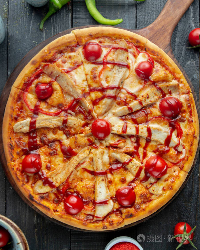 鸡肉披萨配红甜椒番茄芝士和番茄酱俯视图
