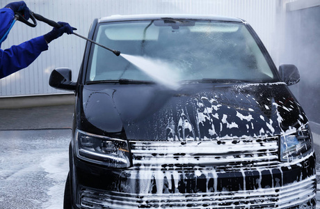 工人在w车用高压水射流清洗汽车