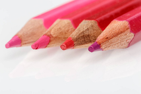 白底红粉黄铅笔