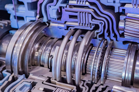 汽车引擎内的镀铬管.金属机械特写镜头.概念-金属机制的碎片.