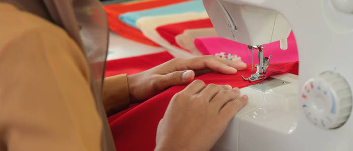 缝纫机由裁缝手控制
