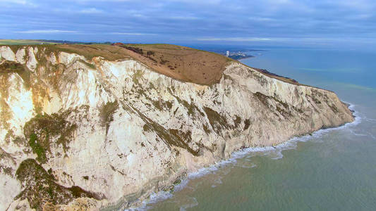 飞越英国南海岸的白色悬崖
