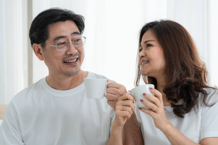 生活 在一起 房子 卧室 男人 夫妇 咖啡 日本人 中国人