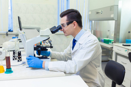 科学家在医学实验室里用显微镜进行科学研究。