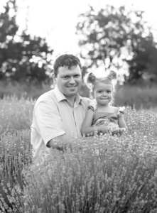 爸爸带着小女儿在薰衣草地里玩得开心