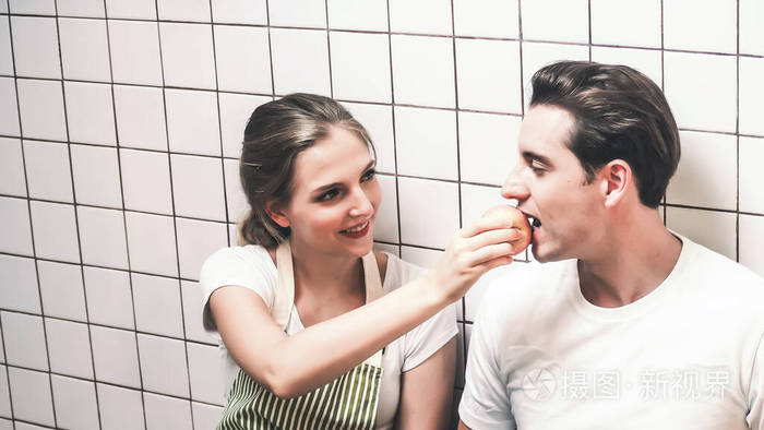 女人给男人喂水果概念情侣