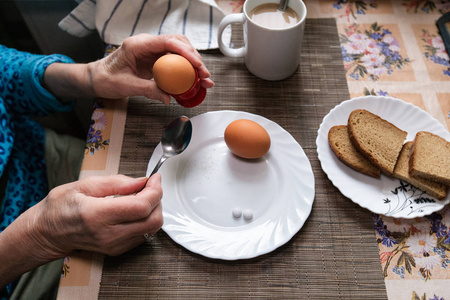 早晨 桌子 杯子 咖啡 勺子 食物 饮食 热的 鸡蛋 平板