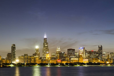 美丽的芝加哥天际线和海滨在晚上，伊利诺伊州，美国