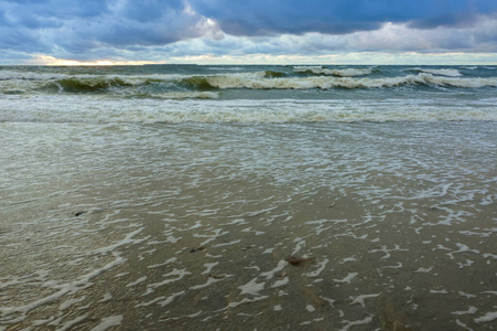 船浪海上的小浪,海平面上的船只,波罗的海沿岸照片