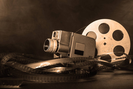 8毫米电影摄影机,烟雾中有一卷胶卷.非黑即白的照片