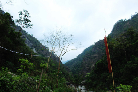 两座山之间的蓝天