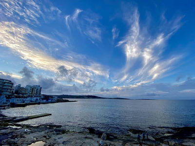 风景 太阳 悬崖 自然 美丽的 海岸线 旅行者 旅行 欧洲