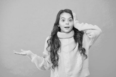 感到惊讶.可爱的惊喜女孩穿黄色毛衣绿松石背景.惊喜概念.好的氛围.