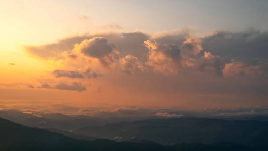 日出日落在喀尔巴阡山脉。自然背景