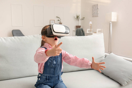 家里戴着虚拟现实眼镜的小女孩