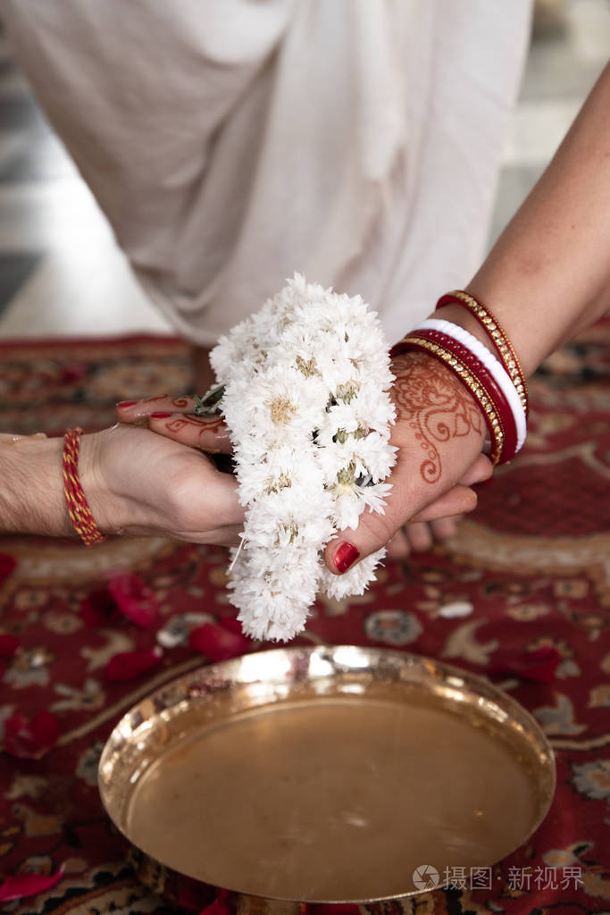 印度传统婚礼正宗的吠陀婚礼仪式称为维瓦哈雅典娜红色纱丽女人手上有