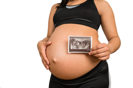孕妇拿着超声波照片。