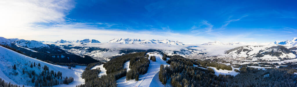 法国阿尔卑斯山上萨瓦的梅盖滑雪站