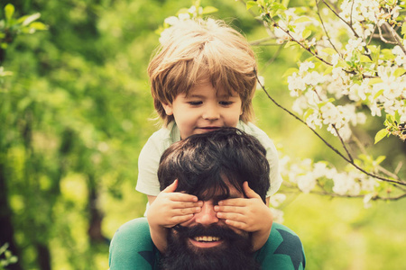 父子俩.爸爸节.快乐的父亲和儿子.春游.为人父母的爱.亲密关系.照片