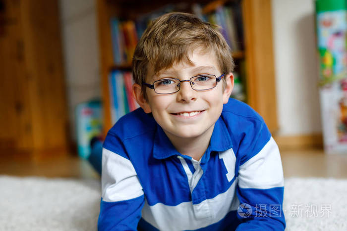戴眼镜的可爱小男孩的肖像美丽快乐的孩子看着镜头小学生微笑着教育