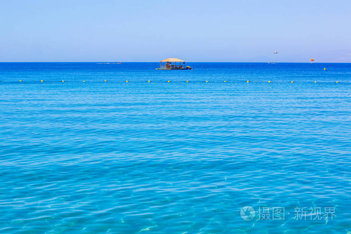 平房漂浮在水上红海景观夏季色彩鲜艳自然景观航海环境离海岸不远度假主题墙纸图案复制空间为文字