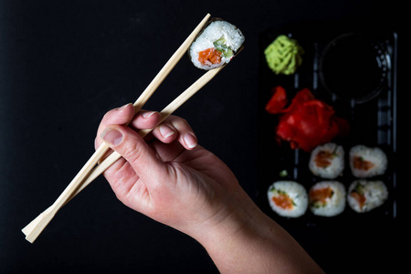 手握大米手握寿司卷照片