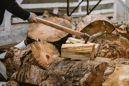 砍柴男人素材图片