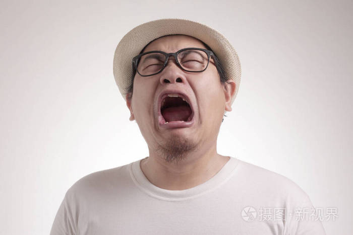 有趣的亚洲男人在哭