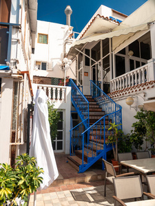 美丽的图片蓝色金属楼梯走在海边的房子内院