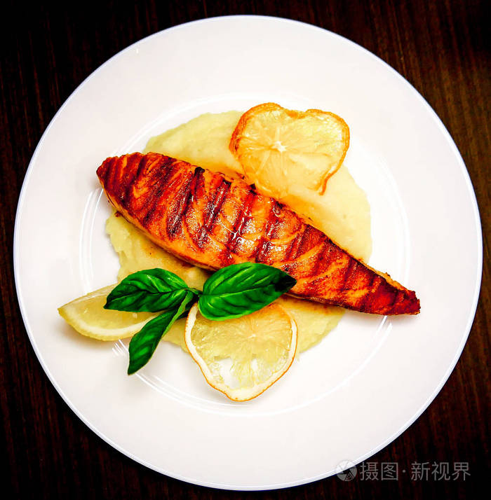 黄柠檬绿薄荷叶炒三文鱼