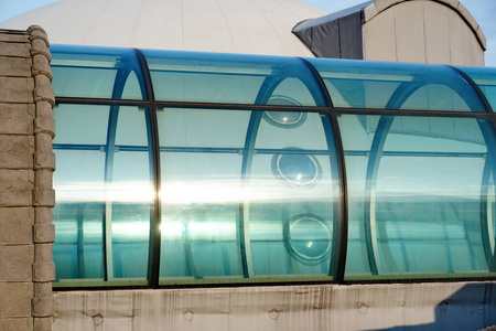 隧道的透明封闭玻璃绿色部分,从外部过渡到建筑物之间.