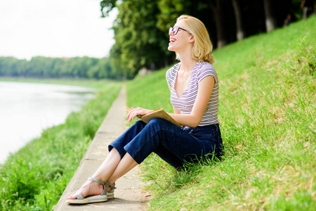 我在看书儿童画阅读是我的爱好.暑期学习.女人在公园看书.有趣的故事.