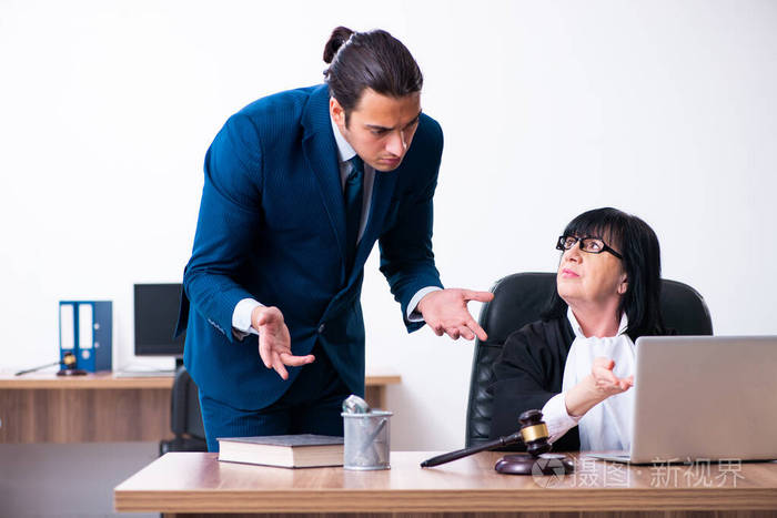 年轻实习生向高级法官求教