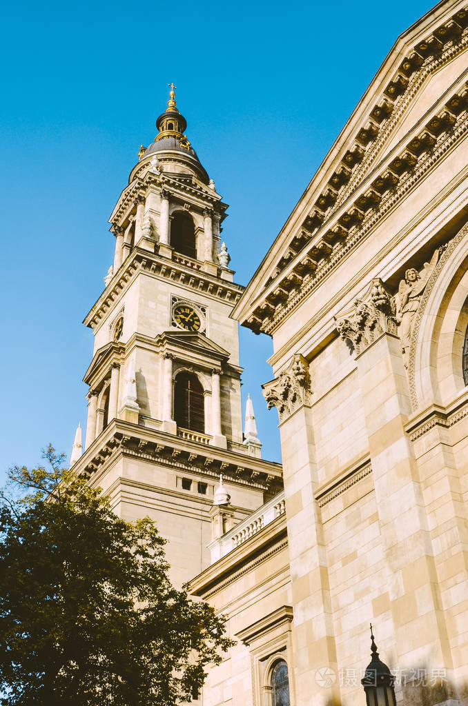 新古典主义建筑的历史样本.匈牙利首都中心的旅游地标.垂直照片