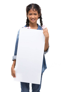 年轻的亚洲女孩手拿白板，上面有复印空间