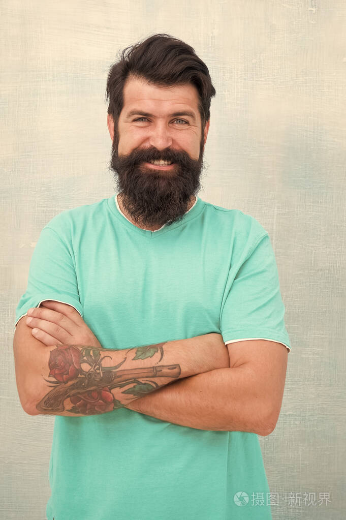 野蛮的时髦,脸上留着纹理分明的胡子.快乐的男人留着长胡子和胡子.