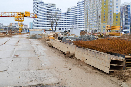 一个大型现代化建筑工地在建筑和房屋建筑中配备了许多大型高塔和固定式工业用强力起重机和建筑材料